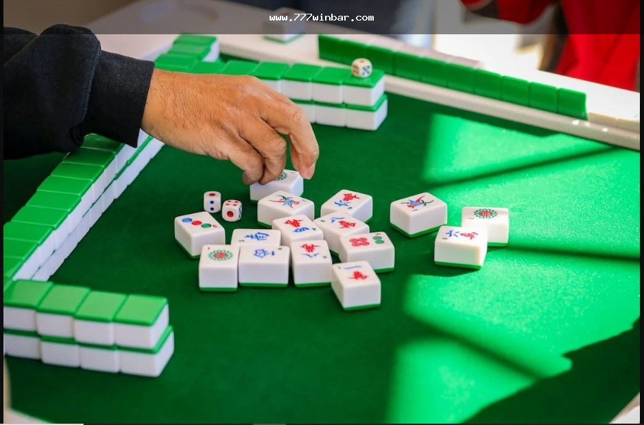Jogador acessando mesa de cartas de cassino online pelo celular