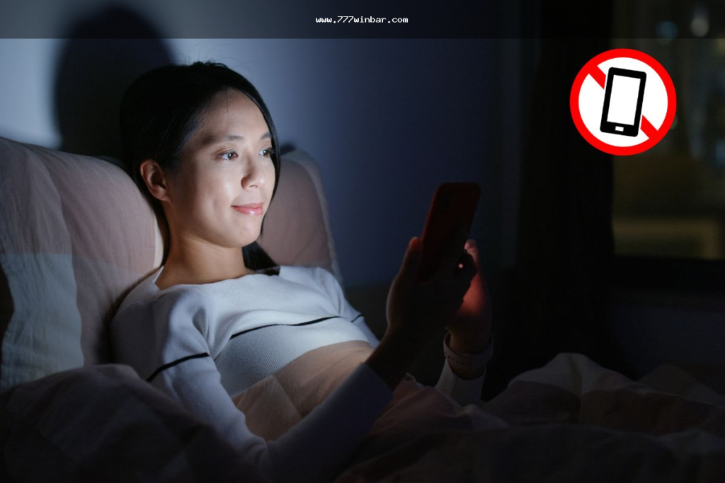 Jogador avaliando um slot temático no celular antes de apostar