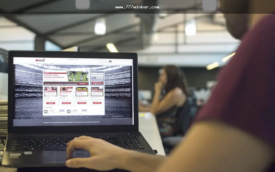 Pessoa analisando jogos, bônus e apostas online antes de decidir
